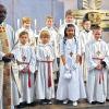 (gmv)   Das Fest der ersten heilige Kommunion feierten jüngst neun Kinder – ein Mädchen und acht Jungen – aus Kleinrinderfeld. Es stand unter dem Motto: Leuchtturm – Du bist das Licht auf unserem Weg. Im Bild: (von links, vorn) Pfarrvikar Zacharias Nitunga, Marek Veeh, Felix Schöner, Jessica Borst, Philipp Geiter, Benjamin Hetzer, (hinten) Nils Scheuermann, Merlin Schmidt, Jonas Heck und Tizian Spahn.