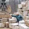 Überreste: Der Naturstein-Händler Manuel Rongen steht in Tübingen neben Steinen des abgerissenen Südflügels des Stuttgarter Bahnhofs.