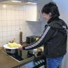 Zum Leben im betreuten Wohnen gehört auch Eigenständigkeit und somit, für sich selbst zu kochen.