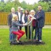Mitglieder der CSU Bad Neustadt testen die neuen Outdoor-Fitness-Geräte am Spielplatz Ostlandstraße.