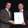 Lange Tradition: Radu Ferendino (rechts) überreichte Firmeninhaber Bernhard Etzelmüller (links) die Ehrenurkunde der Industrie- und Handelskammer Mainfranken.