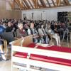 Großes Interesse: Das Thema Freiheitsentziehende Maßnahmen in der Pflege demonstrierte Dr. Doris Bredthauer unter anderem anhand eines Pflegebettes mit Fixierungsgurt.
