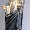 Patronin des Ackerbaus und der Fruchtbarkeit: Gertrud von Nivelles, hier eine Figur aus der Gotik, vertrieb der Legende nach eine Mäuse- und Rattenplage und rettete so die Ernte.