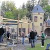 Theaterproben in Poppenlauer: Vor der Kulisse des Mespelbrunner Schlosses probt die Theatergruppe des Dorfes für die Aufführungen des Stückes „Das Wirtshaus im Spessart“ an den beiden ersten Juliwochenenden.