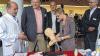 Intensivpflegetag am Thoraxzentrum: (von links) Chefarzt Dr. Bernd Seese mit Dieter Weber und Michael Wehner vom Verein „Intensivpflege Nordbayern“ sowie Schirmherrin Sabine Dittmar am Stand eines Ausstellers.