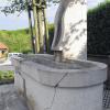 Der Brunnen ist kaputt. Der Frost hat einen breiten Riss in den Trog des noch recht neuen Neuhäuser Dorfbrunnens gesprengt.