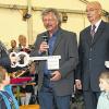 Schlüsselübergabe für das Montessori Kinderhaus: Das Leiterinnenduo Brigitte Zirkelbach (links) und Susanne Metz mit Planer Klaus Markard (Zweiter von links) und Kirchenpfleger Franz-Peter Jörg.