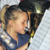 Gut bei Puste: die neunjährige Euphoniumspielerin Luisa Biemüller beim Auftritt mit der Jugendkapelle im Jubiläumskonzert.