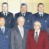 Aktive Wehrleute: Feuerwehrmänner aus Bergrheinfeld und Garstadt sind für jahrzehntelangen Dienst ausgezeichnet worden. Mit dabei waren auch Landrat Harald Leitherer (hinten, Dritter von links) sowie (vorne von rechts) Kreisbrandinspektor Peter Hauke, Kommandant Matthias Endres, Bürgermeister Peter Neubert und dessen Stellvertreter Bürgermeister Dieter Wagner.