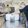 Ein Kunstpädagogik-Seminar der Universität Würzburg druckt Radierungen in der Würzburger Werkstatt des Berufsverbands Bildender Künstler Unterfrankens.