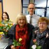 Regionalmanager Michael Dröse verteilte Faitrade-Rosen an Kundinnen der Kfz-Zulassungsstelle, Elvira Peter (rechts) und Gabi Bähr (Mitte) aus Veitshöchheim. Brigitte Schmid (links) organisierte die Rosenaktion und freute sich selbst auch über eine fair gehandelte Rose am Weltfrauentag.