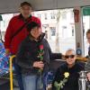 Hermann-Josef Väth (von links) überreichte Stadtbus-Fahrgästen wie Christina Saller und Helgard Florzik fair gehandelte Rosen zum Weltfrauentag, Bärbel Gillmann-Bils sorgte für den fairen Kaffee bei der Aktion "Kaffeefahrt" in Marktheidenfeld.