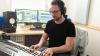 Der Komponist des Spieleentwicklers Handygames, Christophe Kalkau, sitzt an seinem Keyboard und arbeitet an einem Lied.