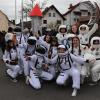 Mitglieder des Chores Lips in Motion beteiligen sich als Astronauten-Crew am Wiesthaler Faschingszug. 