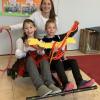 Sandra Fischer vom Organisationsteam des Thüngersheimer Hobbykünstler-Weihnachtsmarktes (HWG) übergab im Rahmen der Monatsfeier der Grundschule Pausenspielsachen im Wert von 1000 Euro.