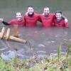 Eiskaltes Wasser gehört für Philipp Endrich (Karlstadt), Stefan Zoller (Schönau), Markus Strohmenger (Aschenroth) und Christian Endrich (Tiefenthal) zum Training.