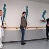 Dr. Mathias Bender (links), Josefine Mühlroth und Benjamin Maier vor der Bewegungswand in der Klinik Bad Windsheim.