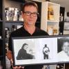 Norbert Weißenberger, Inhaber der Espressobar E61 in Karlstadt, mit einem Originalautogramm von Johnny Cash.