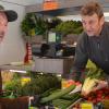 Mittwochs in Bad Bocklet: Friedrich Wagenknecht (links) ist Stammkunde bei Dieter Peterhänsel. Frisches Obst und Gemüse bedeutet für ihn Lebensqualität.