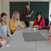 Mit großer Freude erlebt Christine Scheckenbach (Dritte von rechts) vom Deutschen Erwachsenenbildungswerk, wie engagiert die Jugendlichen bei ihrem selbst vorbereiteten Projekttag "Mathe trifft Kreativität" mitmachen. Foto Nerche-Wolf