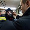 Maske anpassen, dann noch der Helm und schon ist unser Reporter Uwe Eichler ausgerüstet für den Trainingslauf durch den Ort. Maske anpassen, dann noch der Helm und schon ist unser Reporter Uwe Eichler ausgerüstet für den Trainingslauf durch den Ort.