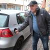 Fährt mit LPG: Hubert Freitag am Tankstutzen seines Autogas-Golfs. 