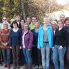 Die 17 neuen Natur- und Wanderführer mit (von links): Gerhard Ermischer (Präsident Wanderverband Bayern) und Rüdiger Stenger (Bürgermeister Heimbuchenthal) sowie Uwe Brüggmann (Vorstand Fortbildung im Spessartbund und Lehrgangsleiter(rechts) nach bestandener Prüfung und Aushändigung der Lehrgangszertifikate.