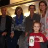 Unser Bild zeigt Karl-Heinz Elflein  mit Rita Schlittenbauer und ihrem Team, bestehend aus Bianka, Katharina und Danijela (fehlt). Die Spendendose hat die kleine Alissa fest im Griff.
