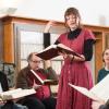Innig singen die Teilnehmer beim „Shape Note Singing“ in der Residenz. „Es macht das gemeinsame Singen einfacher für Menschen, die nicht darin trainiert sind, vom Blatt zu singen“, sagt Professorin Juniper Hill (zweite von rechts).