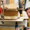 Handwerkliches Geschick gefragt: David Abschütz montiert einen kleinen Handwagen, der beim Umzug am Sonntag mitgeführt wird. Handwerkliches Geschick gefragt: David Abschütz montiert einen kleinen Handwagen, der beim Umzug am Sonntag mitgeführt wird.