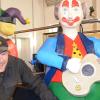 Hilft gerne bei den Vorbereitungen mit: Auch Peter Irrgang, Vater des Vereinsvorsitzenden, sorgt dafür, dass die Faschingswagen der Fosenöchter beim Zug am Sonntag tadellos in Schuss sind. Hilft gerne bei den Vorbereitungen mit: Auch Peter Irrgang, Vater des Vereinsvorsitzenden, sorgt dafür, dass die Faschingswagen der Fosenöchter beim Zug am Sonntag tadellos in Schuss sind.