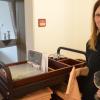 Jetzt gibt es im Kloster auch ein Hotel, in dem ein Team aus den Werkstätten die Gäste betreut. Im Bild Sandra Mohr vom Zimmerservice.