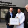 Der Hausobere Dr. Oliver Schmidt (links) und der Ärztliche Direktor Dr. Mathias Jähnel (rechts) gratulieren Chefarzt Dennis Sankat zur Auszeichnung als ANOA-Klinik. Der Hausobere Dr. Oliver Schmidt (links) und der Ärztliche Direktor Dr. Mathias Jähnel (rechts) gratulieren Chefarzt Dennis Sankat zur Auszeichnung als ANOA-Klinik.