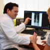 Umfassend den Schmerz behandeln: Chefarzt Dennis Sankat therapiert die Patienten nach dem multimodalen ANOA-Konzept.