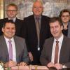 Oberbürgermeister Christian Schuchardt (rechts) und Randersackers Erster Bürgermeister Michael Sedelmayer (links) unterzeichneten die Vereinbarung zur Übernahme des Standesamtes Randersacker. Hinten von links: Erika Holl-Schmachtenberger (Leiterin des Standesamtes Randersacker), Roland Drexel (Geschäftsleiter Markt Randersacker), Wolfgang Kleiner (Umwelt- und Kommunalreferent Stadt Würzburg), Gabriele Schwalb (Leiterin des Standesamtes Würzburg) und Silvia Hetzer (stellvertretende Leiterin).