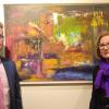 Ulrike Batzel stellt ihre Werke unter dem Titel  „Im Fluss“ bis Ende August im Kolping-Center Mainfranken aus. Im Bild die Künstlerin Ulrike Batzel mit Peter Langer von der Kolping-Akademie.