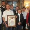Seit 90 Jahren besteht die Geschäftsbeziehung zur Brauerei. Im Bild die Gratulanten mit der Wirtsfamilie Schneider: von links  Peter Will und Georg Hiernickel von der Kulmbacher Brauerei, Klaus Schneider, Bürgermeister Friedel Heckenlauer, Heidi Brand, Olga Schneider, Andrea Schneider-Blenk, Ruth von Truchseß und Landrat Florian Töpper.