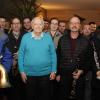 Der langjährige Erlenbacher Franz Gottfried fühlt sich, umringt von den Musikern des Musik- und Gesangverein Erlenbach, an seinem 90. Geburtstag sichtlich wohl. Vor mehr als 50 Jahren gründete er die Blaskapelle.