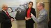 Die Ausstellung der besten Pressefotografien des Jahres 2017, World Press Foto 18, in Kitzingen ist eröffnet. Das Foto zeigt Schirmherr und Regierungspräsident Eugen Ehmann, Word Press Kuratorin Sophie Boshouwers aus Amsterdam und Organisator Volkmar Röhrig (von links) bei einem ersten Rundgang.