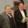 Wer auf Brautschau ist, bringt Werbungsgeschenke mit, wie dies der Bürgermeister von Zella-Mehlis, Richard Rossel (rechts) sehr zur Freude von Erich Hegwein machte.