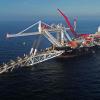 Das Verlegeschiff "Audacia" lässt in der Ostsee vor der Insel Rügen Rohre für die Gaspipeline Nord Stream 2 ins Wasser.