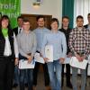 Urkunden erhielten die Absolventen (erste Reihe) Philipp Schneider, Marcel Büttner, Manuel Krisam, Markus Gensler sowie (dahinter) Xaver Bauer (Meisterprüfung), Christian van Eckert und Maximilian Groenen. Es gratulierten (von links) stellvertretender MR-Vorsitzender Andre Nöthling, MR-Vorsitzender Christoph Rothhaupt, MR-Geschäftsführerin Elke Schrenk, VLF-Vorsitzender Ludwig Geis und (rechts) BBV-Kreisvorsitzender Mathias Klöffel. Urkunden erhielten die Absolventen (erste Reihe) Philipp Schneider, Marcel Büttner, Manuel Krisam, Markus Gensler sowie (dahinter) Xaver Bauer (Meisterprüfung), Christian van Eckert und Maximilian Groenen. Es gratulierten (von links) stellvertretender MR-Vorsitzender Andre Nöthling, MR-Vorsitzender Christoph Rothhaupt, MR-Geschäftsführerin Elke Schrenk, VLF-Vorsitzender Ludwig Geis und (rechts) BBV-Kreisvorsitzender Mathias Klöffel.