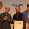 Sabine Hennek und Thomas Luciow im Gespräch mit Hubert Heigl, dem Vorsitzenden der Landesvereinigung für den ökologischen Landbau in Bayern (links), und der Bayerischen Bio-Königin Carina Bichler (rechts). Sabine Hennek und Thomas Luciow im Gespräch mit Hubert Heigl, dem Vorsitzenden der Landesvereinigung für den ökologischen Landbau in Bayern (links), und der Bayerischen Bio-Königin Carina Bichler (rechts).
