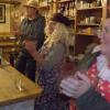 Thomas Schöppner (links im Archivbild von 2018) und seine Frau Steffie (Bildmitte mit blonder Perücke) sind die Wirte des Bistro Max. Thomas Schöppner (links im Archivbild von 2018) und seine Frau Steffie (Bildmitte mit blonder Perücke) sind die Wirte des Bistro Max.
