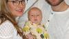(gh)   Tilda Stefanie ist der ganze Stolz von Eva (32) und Patrick Klökler (33) aus Sondernau. Ihre Tochter Tilda („die mächtige Kämpferin“, so die Bedeutung ihres Namens) erblickte am 13. November 2018 in der Rhön-Kreisklinik Bad Neustadt das Licht der Welt. Sie wog 3.430 Gramm bei einer Größe von 49 Zentimetern. Das Mädchen hatte es eilig: Um 17.30 Uhr kam Eva am 13. November in der Klinik an, um 19.14 Uhr machte ihre Tochter den ersten Schrei. Dank Tilda wurden Elisabeth und Hans Rott (Sondernau) zum neunten Mal Großeltern, Roswitha und Otto Klökler (Mühlheim an der Donau in Baden-Württemberg) zum ersten Mal. Die Schar der Urenkelkinder wuchs für Elise Rott (92 Jahre, Bischofsheim) auf 14 an. Auch sechs Cousins und zwei Cousinen freuen sich über die Verstärkung von Tilda in der Rhöner Großfamilie. Tildas Papa Patrick hat schwäbische Wurzeln, er und seine Frau Eva lebten in Mühlheim dreieinhalb Jahre.