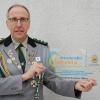 "Immaterielles Kulturerbe Schützenwesen" ist ein dekoratives und aussagekräftiges Acrylglasschild, das auf den Eintrag des "Schützenwesens in Deutschland" in das bundesweite Verzeichnis des immateriellen Kulturerbes hinweist. Stolz hält der Schützenmeister Klaus Reinfurt  das neue Schild in seinen Händen.