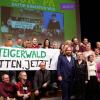 Ein Signal zum Schutz des Nördlichen Steigerwaldes sandte die Landesdelegiertenkonferenz der bayerischen Grünen in Bad Windsheim auf Antrag der oberfränkischen Bundestagsabgeordneten Lisa Badum aus. Das Bild zeigt sie vorne rechts neben dem Transparent an der Seite von Grünen-Bundestagsfraktionschef Anton Hofreiter.