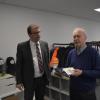 Bürgermeister Klaus Schmidt (links) besuchte die Kleiderkammer von Metzler Feuerschutz. Mit im Bild Firmeninhaber Peter Schurz. 
