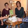 Eine Gemeinschaftsaktion ist die Saatgut-Tauschbox mit selbst geernteten Sämereien, die der Greßthaler Obst- und Gartenbauverein in der Bäckerei Wolz aufgestellt hat. Beim Fachsimpeln sind hier die Hobbygärtner (von links) Bettina Wolz, Martina Vierengel, Dagmar und Georg Hofmann. Eine Gemeinschaftsaktion ist die Saatgut-Tauschbox mit selbst geernteten Sämereien, die der Greßthaler Obst- und Gartenbauverein in der Bäckerei Wolz aufgestellt hat. Beim Fachsimpeln sind hier die Hobbygärtner (von links) Bettina Wolz, Martina Vierengel, Dagmar und Georg Hofmann.