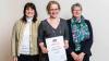 Regine Wiesend (links), Leiterin des Referats Landfrauen, Haushaltsleistungen, Erwerbskombinationen im Staatsministerium, und Seminarleiterin Annemarie Frank (rechts), Amt für Ernährung, Landwirtschaft und Forsten, gratulierten Claudia Hartmann (Mitte).